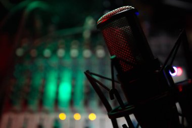 Yoğunlaştırıcı mikrofon DJ diskosu olan ses karıştırıcı ve faders