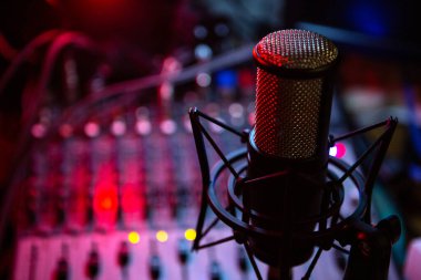 Yoğunlaştırıcı mikrofon DJ diskosu olan ses karıştırıcı ve faders