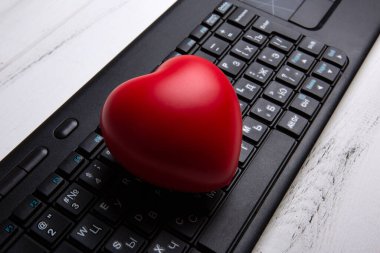 Not defteri web sitesinin siyah pc klavyesinde kırmızı kalp