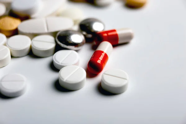 Multicolored Medical Pills Scattered Table Closeup — Stock Photo, Image