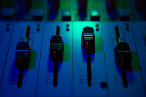 саунд-микст и диджейская диско-музыка