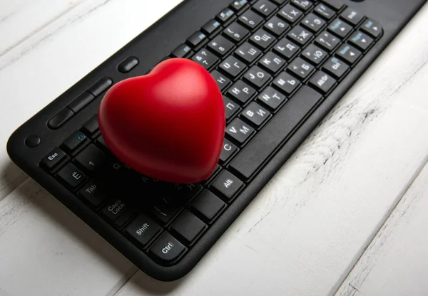 Κόκκινη Καρδιά Στο Μαύρο Πληκτρολόγιο Του Φορητού Υπολογιστή Ιστοσελίδα Close — Φωτογραφία Αρχείου