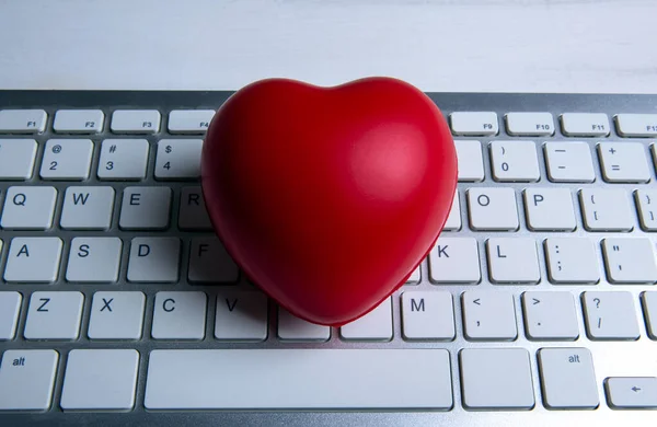 Κόκκινη Καρδιά Στον Υπολογιστή Πληκτρολόγιο Του Φορητού Υπολογιστή Ιστοσελίδα — Φωτογραφία Αρχείου