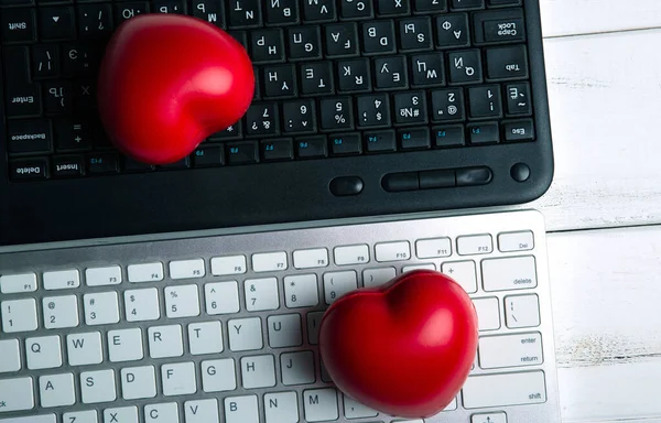 Paar Rode Harten Toetsenbord Tegenover Elkaar Virtuele Liefde — Stockfoto