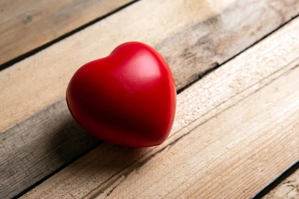 Gran Corazón Rojo Sobre Fondo Madera Cerca — Foto de Stock