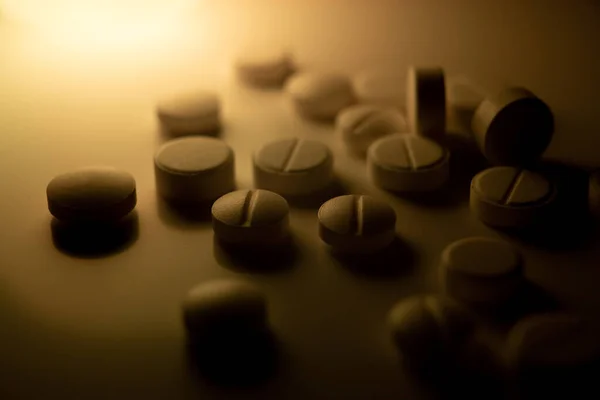 White Medical Pills Scattered Table Closeup — Stock Photo, Image