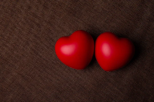 Δύο Μεγάλες Κόκκινες Καρδιές Υφασμάτινο Φόντο — Φωτογραφία Αρχείου