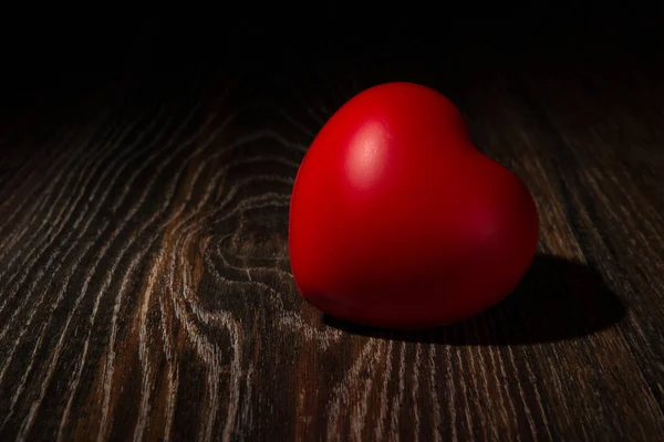 Grande Coração Vermelho Fundo Madeira Perto — Fotografia de Stock