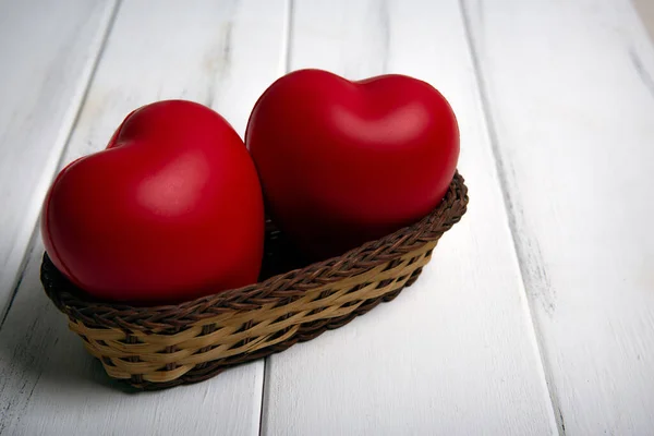 Två Stora Röda Hjärtan Korgen Trä Bakgrund — Stockfoto