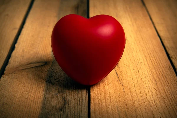 Jedno Velké Červené Srdce Dřevěném Pozadí Zavřít — Stock fotografie