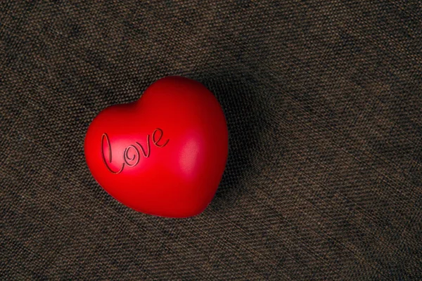 Grande Coração Vermelho Com Amor Inscrição Fundo Têxtil Vista Superior — Fotografia de Stock