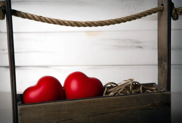 Δύο Μεγάλες Κόκκινες Καρδιές Στο Καλάθι Ξύλινο Φόντο — Φωτογραφία Αρχείου