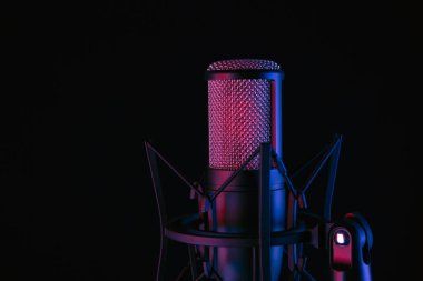 Stüdyo siyah yoğunlaştırıcı mikrofonu siyah arkaplanda kapat