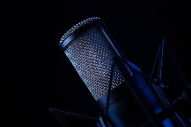 Stüdyo siyah yoğunlaştırıcı mikrofonu siyah arkaplanda kapat