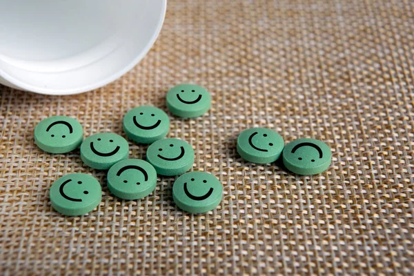 Pílulas Redondas Verdes Com Emoticons Derramados Frasco Guardanapo — Fotografia de Stock