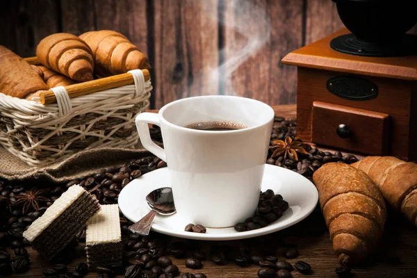 Bir Fincan Kahve Kruvasan Kahve Çekirdekleri Balya — Stok fotoğraf