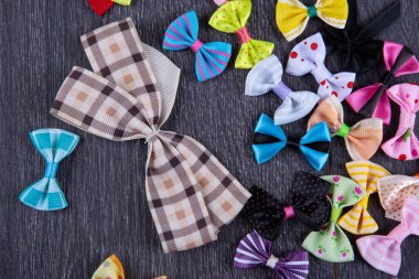 Ahşap masa manzaralı çok renkli kumaş fiyonkları