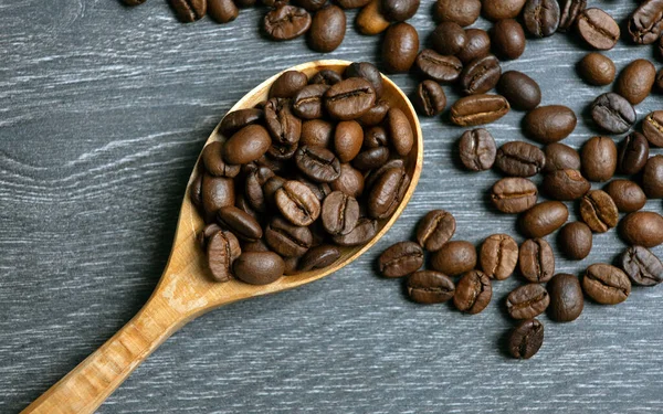 Gebrande Koffiebonen Met Houten Lepel Een Houten Ondergrond — Stockfoto