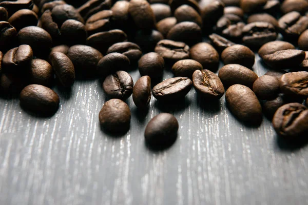 木製の背景にコーヒー豆をクローズ アップ — ストック写真