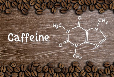 Kafeinin kimyasal yapısı ve yazılı kahve çekirdekleri ahşap arka planda.