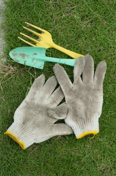 Spaten-Handschuhe und Harke mit Garde — Stockfoto