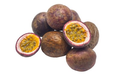 tutku meyve ve beyaz zemin üzerine yarım tutku meyve