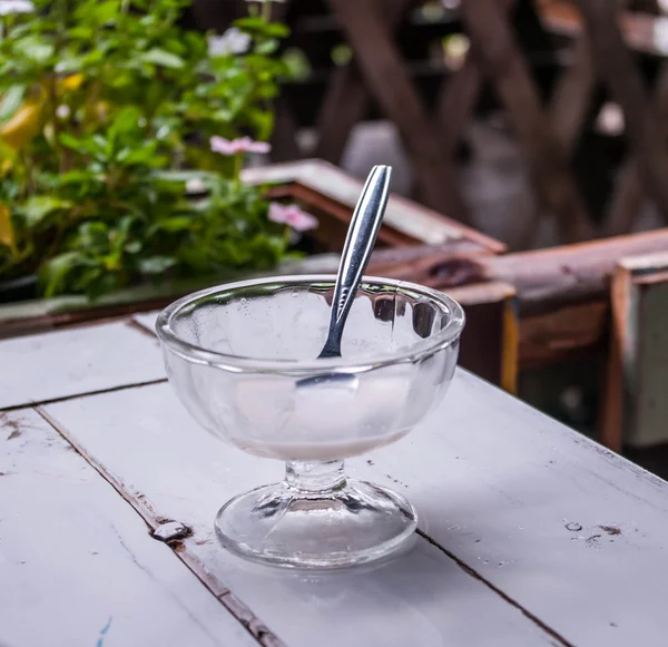 boş dondurma fincan