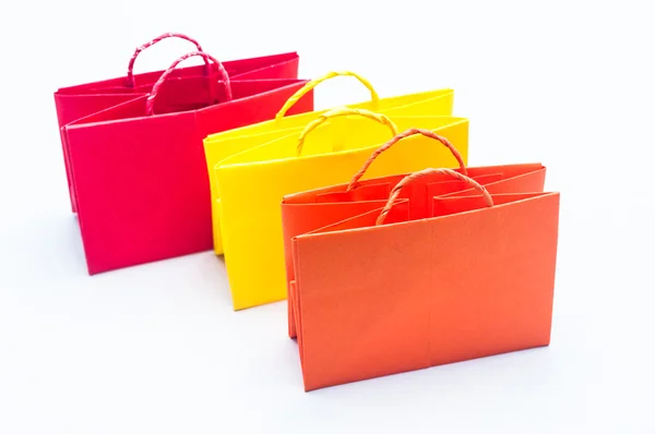 Kolorowe torby na zakupy na białym tle na Zielone Świątki — Zdjęcie stockowe