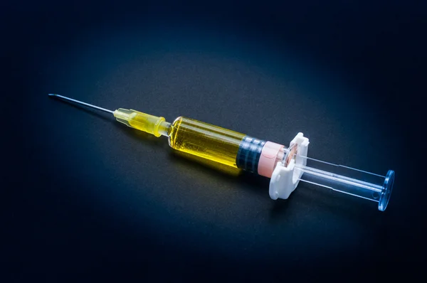 siyah adam tıbbi alet şırıngayı