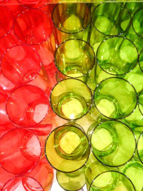 kırmızı cam ve yeşil cam u yakın