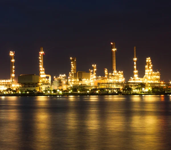 Geceleri Petrokimya fabrikası