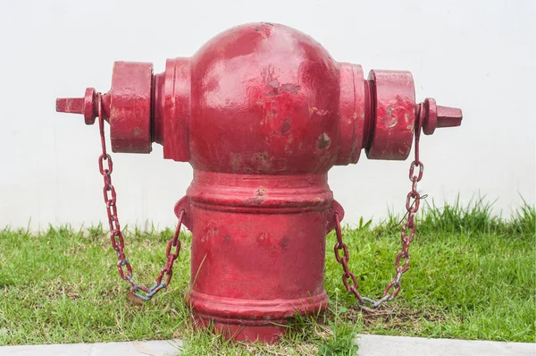 Kırmızı yangın musluğu