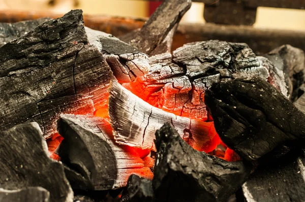 Carbón en descomposición para cocinar y fondo — Foto de Stock