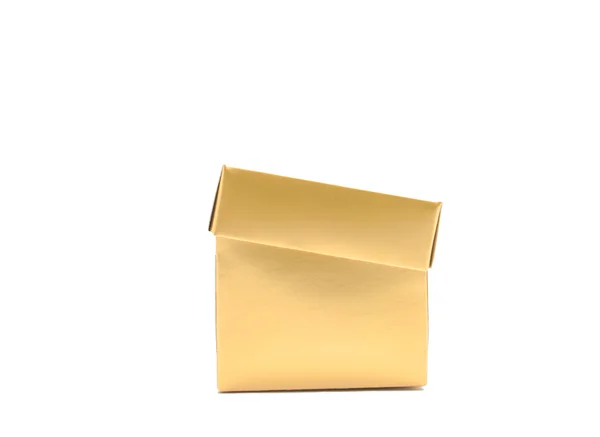 Золотая подарочная коробка на белом бэкграунде — стоковое фото