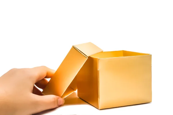 Открытая золотая подарочная коробка держится изолированно на белом бэкграунде — стоковое фото