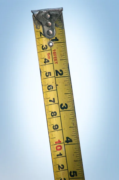 mavi adam üzerinde şerit metre