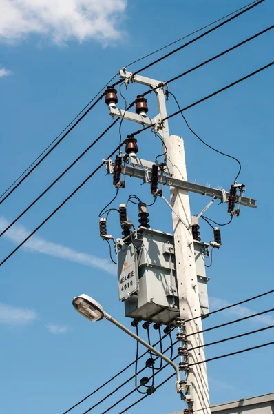 Transformateur électrique monté sur un grand poteau à l'extérieur — Photo