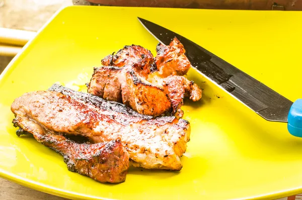 Смачним барбекю і ножем в блюдо — стокове фото