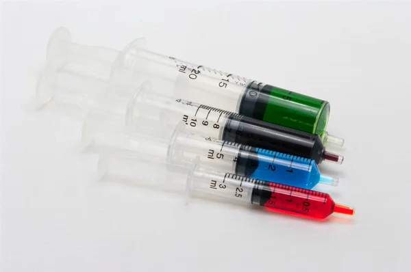 Vacina em seringas no fundo branco — Fotografia de Stock