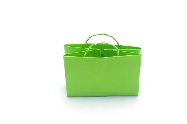 Bolsa de papel verde en fondo blanco . — Foto de Stock