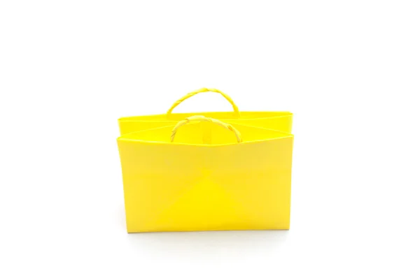 Saco de papel amarelo em fundo branco . — Fotografia de Stock