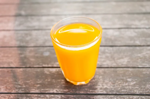 cam üzerinde ahşap tabl taze portakal suyu