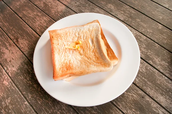 아침 스와 함께 아침 식사 흰 접시에에서 슬라이스 토스트 빵 — 스톡 사진