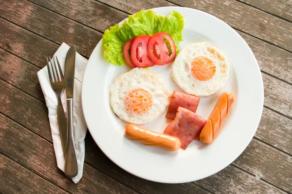 朝食朝食目玉焼き、ソーセージ、穀類、t の笑顔 — ストック写真