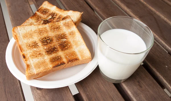 taze süt ve ekmek bir dilim ekmek