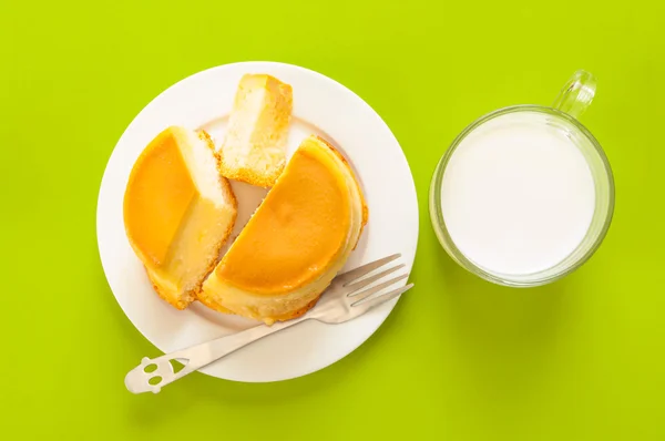 Puding torta és a tej, a zöld háttere — Stock Fotó