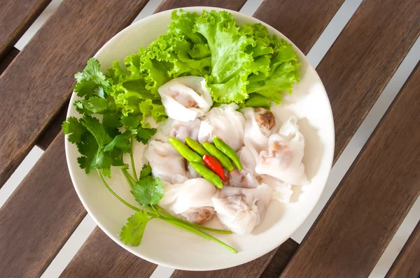 ahşap tabl sebze ve pirinç-cilt köfte buğulama