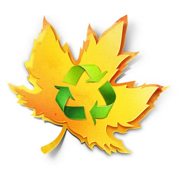 Feuille d'érable jaune avec symbole de recyclage dessus . — Photo