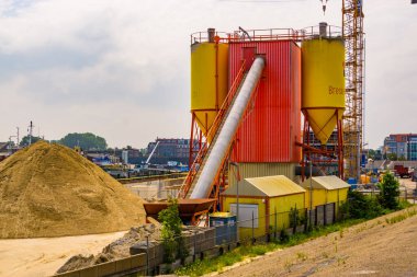 Breskens Sahili, Breskens, Hollanda 'daki inşaat sahasında büyük ekipmanlar, 20 Temmuz 2020