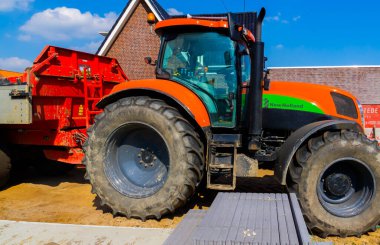 New Holland markasının endüstriyel traktörü, 6 Mayıs 2022 'de Rucphen, Hollanda' daki inşaat sahasında park edilmiş.